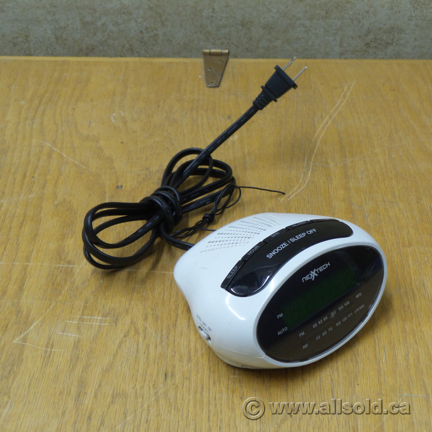 Nexxtech Dual AM/FM Alarm Clock Radio, Battery Backup Allsold.ca